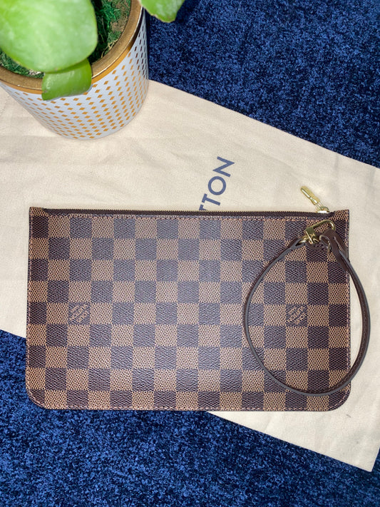 SOLD!! Neverfull Pouch DE